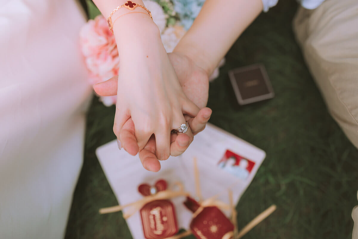 一个人生活不能自理怎么办？那就两个人一起呗。